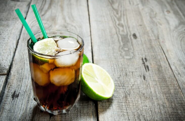 Frisdrank - Cola met limoen en ijs